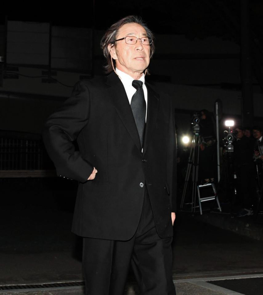 　弔問に訪れた武田鉄矢（撮影・棚橋慶太）