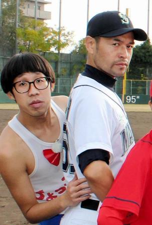 　恒例の野球対決に出場し、鋭い視線で写真撮影するニッチロー’（右）＝大阪・豊中ローズ球場