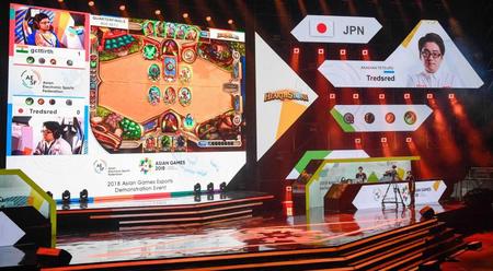 　ジャカルタ・アジア大会の「ｅスポーツ」の会場で、ゲームの対戦が映し出された大型モニター＝８月（共同）