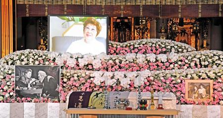 　舞台写真などが飾られた赤木春恵さんの祭壇