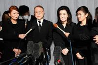 赤木春恵さんとの思い出を語る（左端から）東てる美、角野卓造、長山藍子、小林綾子＝杉並区の築地本願寺和田堀廟所（撮影・棚橋慶太）