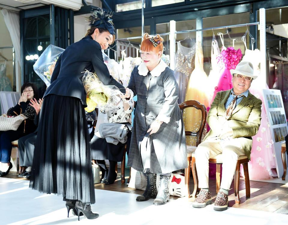 新作ドレスファッションショーでデザイナーの山口裕子氏（中央）と握手を交わす神田うの。右端はファッションデザイナーのドン小西こと小西良幸氏＝東京・リストランテASO（撮影・開出牧）