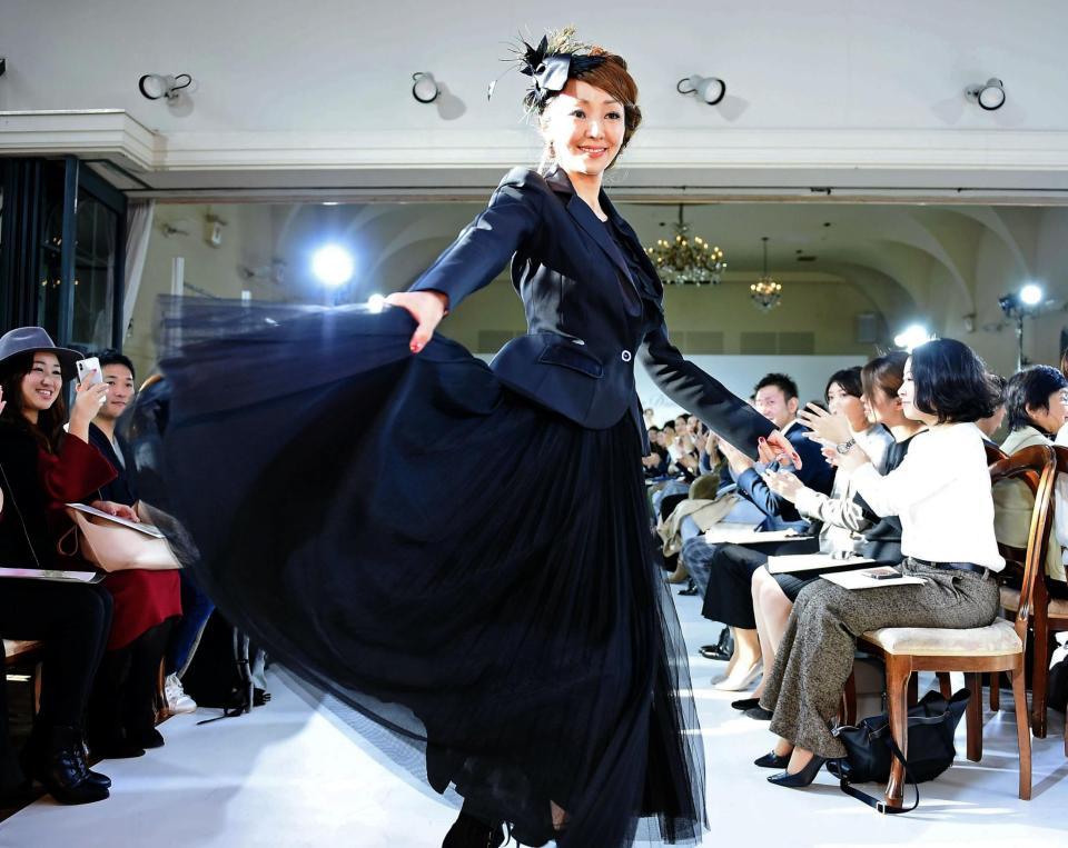 新作ドレスファッションを披露する神田うの＝東京・リストランテASO（撮影・開出牧）