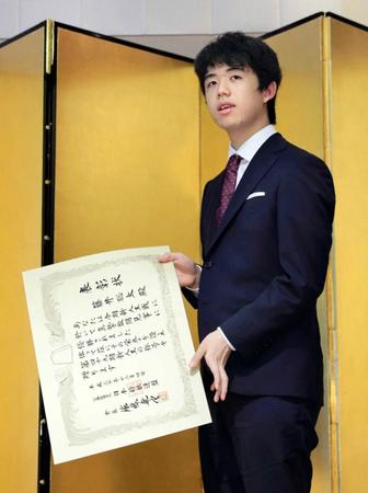 　将棋の第４９期新人王となり、賞状を受け取る藤井聡太七段＝東京都港区の明治記念館