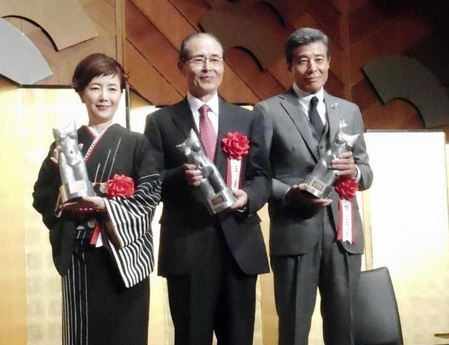 　「ゆうもあ大賞」を受賞した（左から）戸田恵子、王貞治ソフトバンク球団会長、舘ひろし＝都内