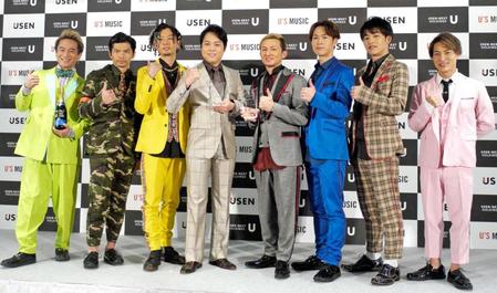 　「いいね」ポーズで並ぶ三山ひろし（左から４人目）とＩＳＳＡ（同５人目）らＤＡ　ＰＵＭＰのメンバー＝都内