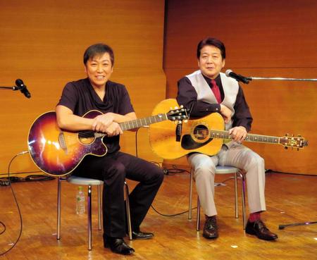 ジョイントコンサートを開催した和田青児（左）と西方裕之＝東京・ティアラこうとう
