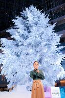 ビッグクリスマスツリーの前に登場した西野カナ＝東京・ＫＩＴＴＥ