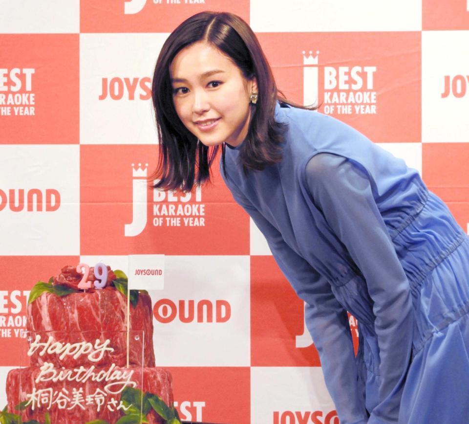 　“肉ケーキ”で誕生日を祝福された桐谷美玲＝都内