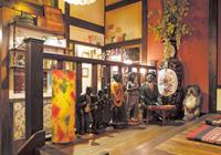 　多ジャンルの置物が配置されながら不思議な統一感のある店内