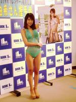 カレンダー発売記念イベントを行った石原由希＝東京・新宿