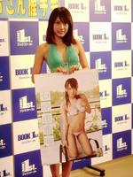 カレンダー発売記念イベントを行った石原由希＝東京・新宿