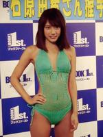 カレンダー発売記念イベントを行った石原由希＝東京・新宿