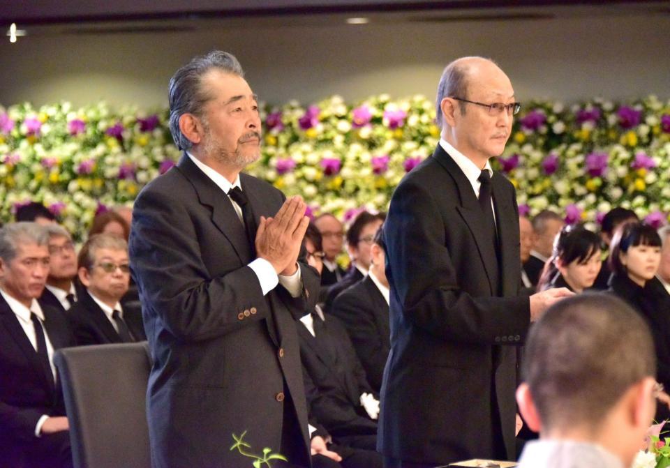 　参列した藤竜也（左）と石橋蓮司