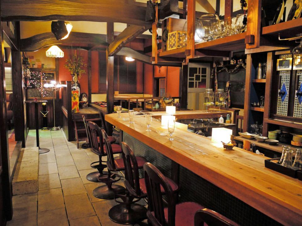 　本物の石畳を敷いた店内