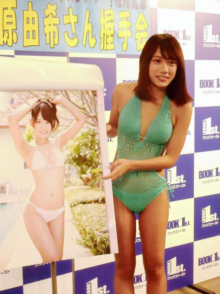 カレンダー発売記念イベントを行った石原由希＝東京・新宿