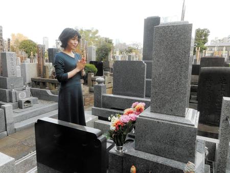 恩師の墓前に紅白出場を報告した水森かおり＝東京・西麻布の長谷寺