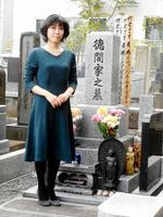 恩師の墓前に紅白出場を報告した水森かおり＝東京・西麻布の長谷寺