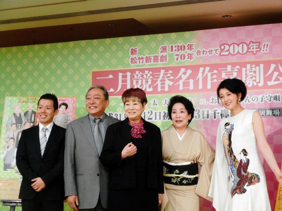 「二月競春名作喜劇公演」の製作発表会見に出席した（左から）藤山扇治郎、渋谷天外、水谷八重子、波乃久里子、藤原紀香＝東京・コートヤード・マリオット銀座東武