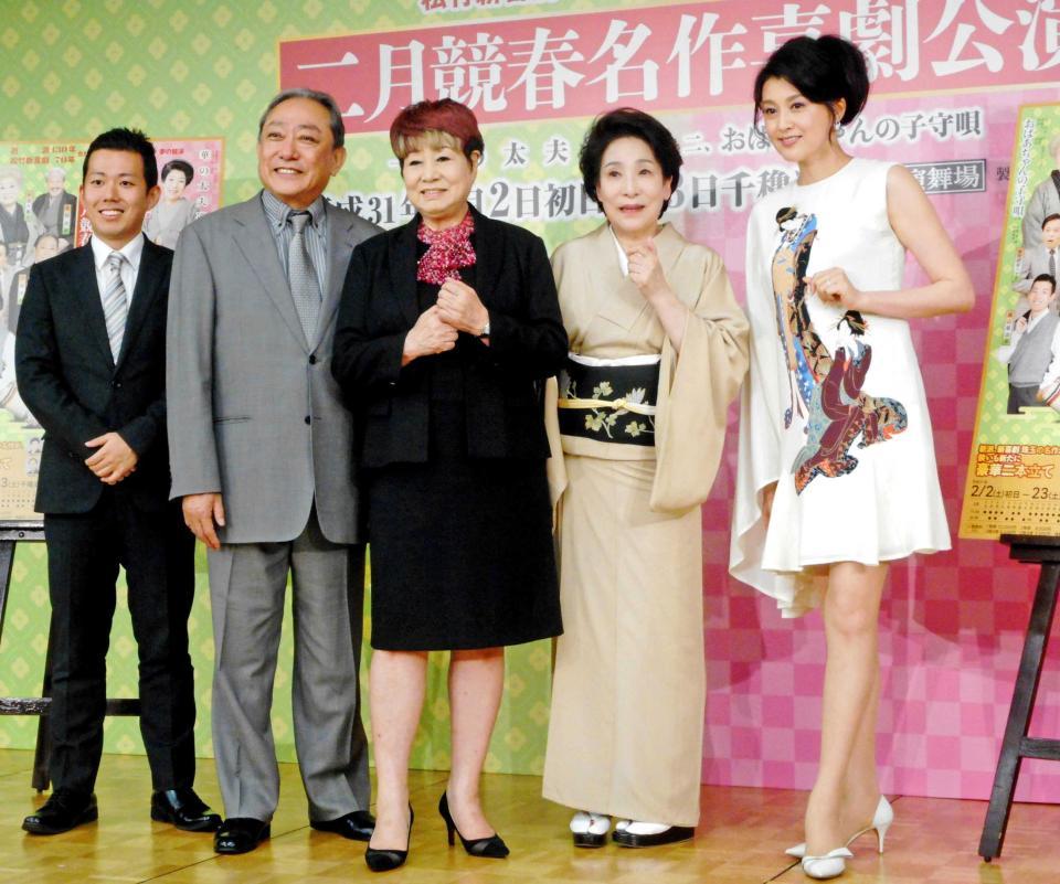 　製作発表会見に出席した（左から）藤山扇治郎、渋谷天外、水谷八重子、波乃久里子、藤原紀香＝東京・コートヤード・マリオット銀座東武