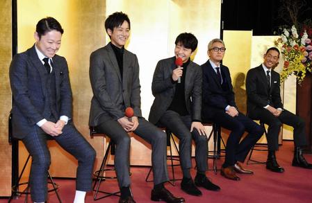 ２０１９年大河ドラマ「いだてん」出演者発表会見で質問に答える星野源（中央）。（左から）阿部サダヲ、松坂桃李、（右から）中村勘九郎、松重豊＝東京・ＮＨＫ放送センター（撮影・開出牧）