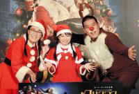 クリスマスらしい衣装で登場した（左から）白鳥久美子、新井美羽、チェリー吉武＝都内