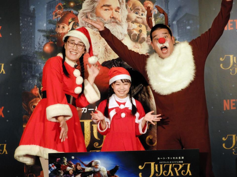 クリスマスらしい衣装で登場した（左から）白鳥久美子、新井美羽、チェリー吉武＝都内