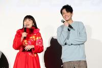 「映画　妖怪ウォッチ　ＦＯＲＥＶＥＲ　ＦＲＩＥＮＤＳ」公開記念イベントに参加した小栗旬（右）とブルゾンちえみ＝東京・日比谷