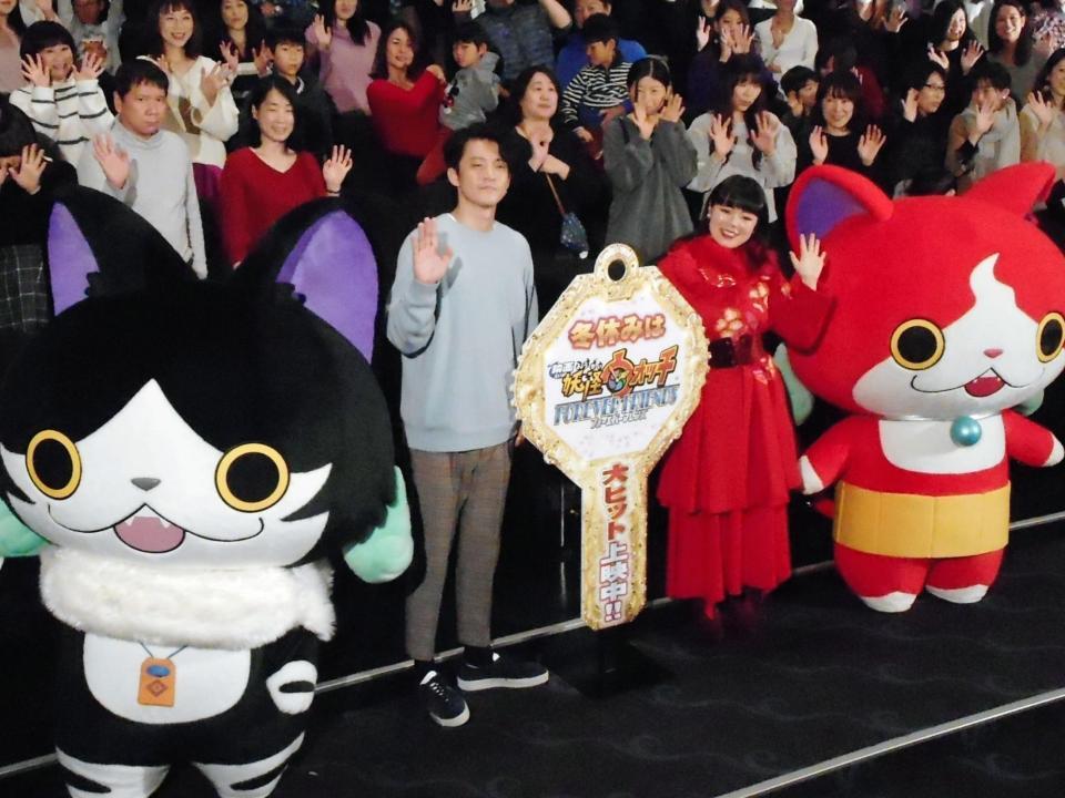 「映画　妖怪ウォッチ　ＦＯＲＥＶＥＲ　ＦＲＩＥＮＤＳ」公開記念イベントに参加した小栗旬（左）とブルゾンちえみ＝東京・日比谷