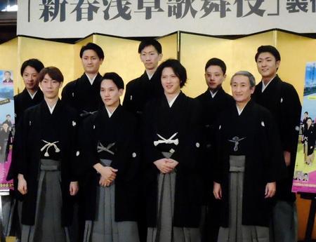 「新春浅草歌舞伎」製作発表に出席した（前列左から）坂東巳之助、中村歌昇、尾上松也、中村錦之助、（後列左から）中村鶴松、中村隼人、坂東新悟、中村種之助、中村橋之助＝東京・東銀座