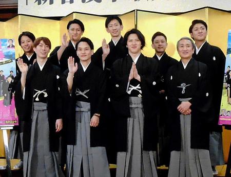 「新春浅草歌舞伎」の会見に出席した尾上松也（前列右から２人目）ら　