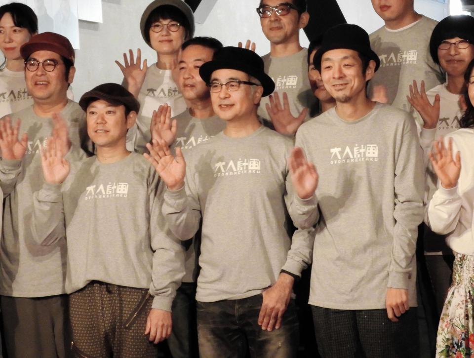 オープニングセレモニーに登場した（左から）阿部サダヲ、松尾スズキ、宮藤官九郎＝東京・スパイラル