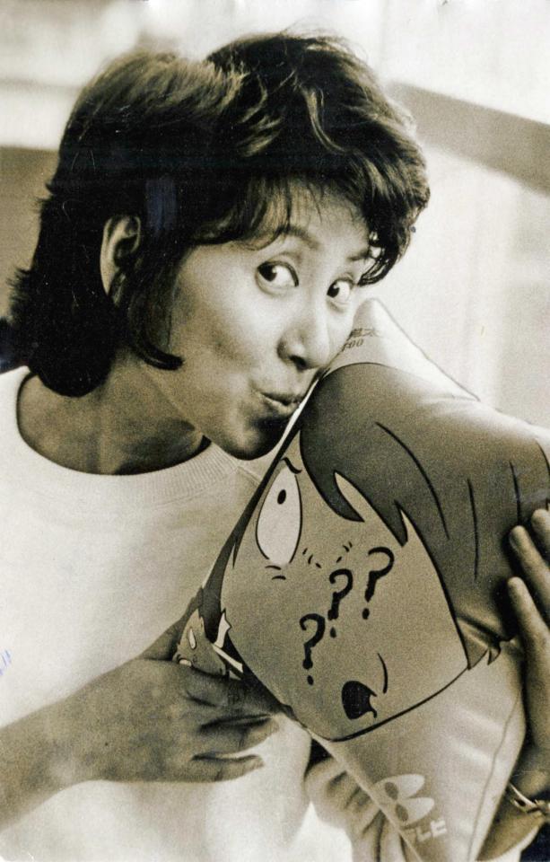 　鬼太郎のクッションにキスをする野沢雅子＝１９７１年撮影