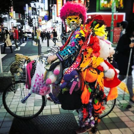 自転車で夜の新宿を走る新宿タイガー