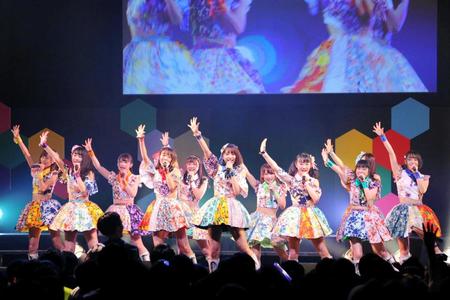 デビュー８周年記念ライブでファンを沸かせる井上真由子（中央）らＳＵＰＥＲ☆ＧｉＲＬＳ＝東京・渋谷　