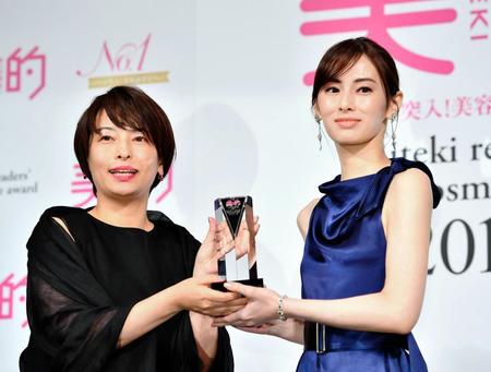 美的ビューティウーマンに選ばれ、町田編集長からトロフィーを授与された北川景子（右）＝マンダリンオリエンタル東京（撮影・中田匡峻）