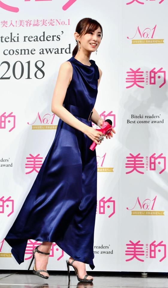 笑顔で降壇する北川景子＝マンダリンオリエンタル東京（撮影・中田匡峻）