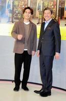 初共演を楽しんだ柳楽優弥（左）と奥田瑛二＝東京・ＮＨＫ