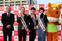 　イベントに登場した（左から）植田克己阪神競馬場長、アキナの山名文和、秋山賢太、宇都宮まき、ターフィー＝大阪・湊町リバープレイス