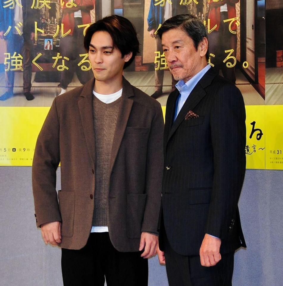 初共演を楽しんだ柳楽優弥（左）と奥田瑛二＝東京・ＮＨＫ