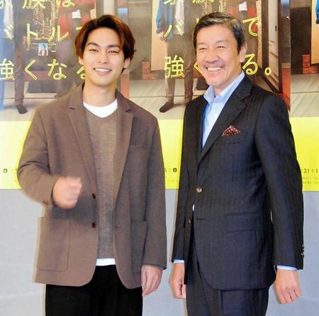 　奥田瑛二（右）と初共演の柳楽優弥