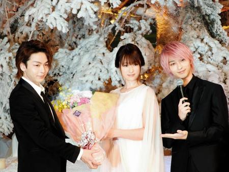 誕生日を迎えた中村倫也（左）に花束を渡す深田恭子（中央）と横浜流星＝東京・ＫＩＴＴＥ