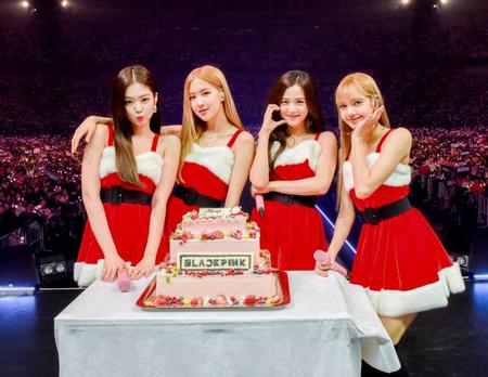 　ケーキを囲むＢＬＡＣＫＰＩＮＫの（左から）ジェニー、ロゼ、ジス、リサ＝京セラドーム大阪
