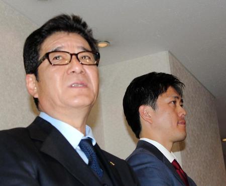 　会見した松井一郎大阪府知事（左）と吉村洋文大阪市長＝大阪市内