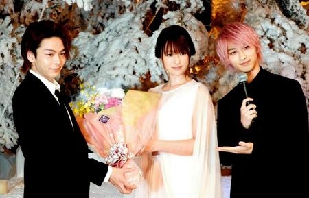 　誕生日を迎えた中村倫也（左）に花束を渡す深田恭子（中央）と横浜流星