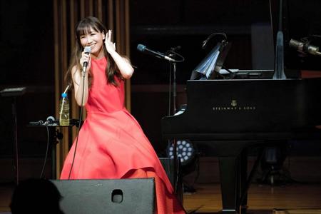 笑顔でトークする大塚愛＝東京・キリスト品川教会