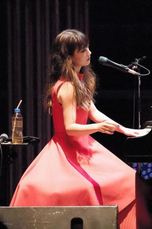 ピアノ弾き語りでファン５００人を酔わせた大塚愛＝東京・キリスト品川教会