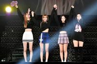 　客席のファンに感謝するＢＬＡＣＫＰＩＮＫの（左から）ロゼ、リサ、ジェニー、ジス
