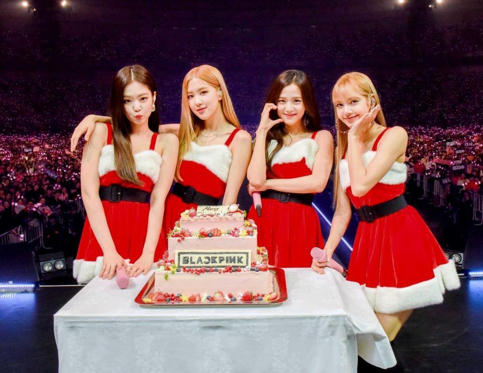 　ケーキを囲むＢＬＡＣＫＰＩＮＫの（左から）ジェニー、ロゼ、ジス、リサ＝京セラドーム大阪