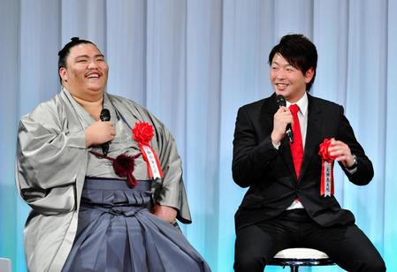 「報知プロスポーツ大賞」で大賞を受賞した御嶽海（左）と広島・大瀬良大地はトークで会場を盛り上げた＝東京ドームホテル（撮影・中田匡峻）